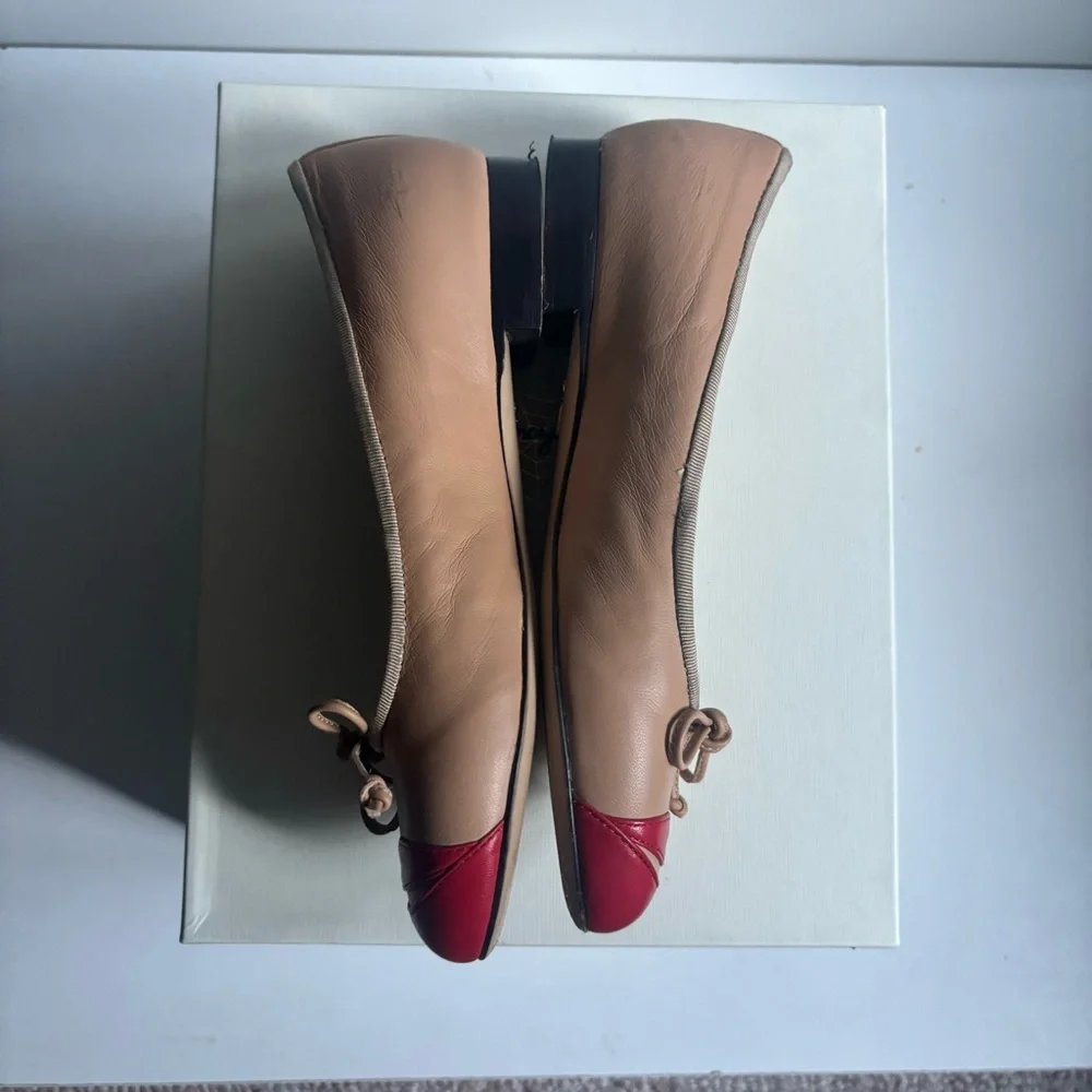 Charlotte Olympia region 1723